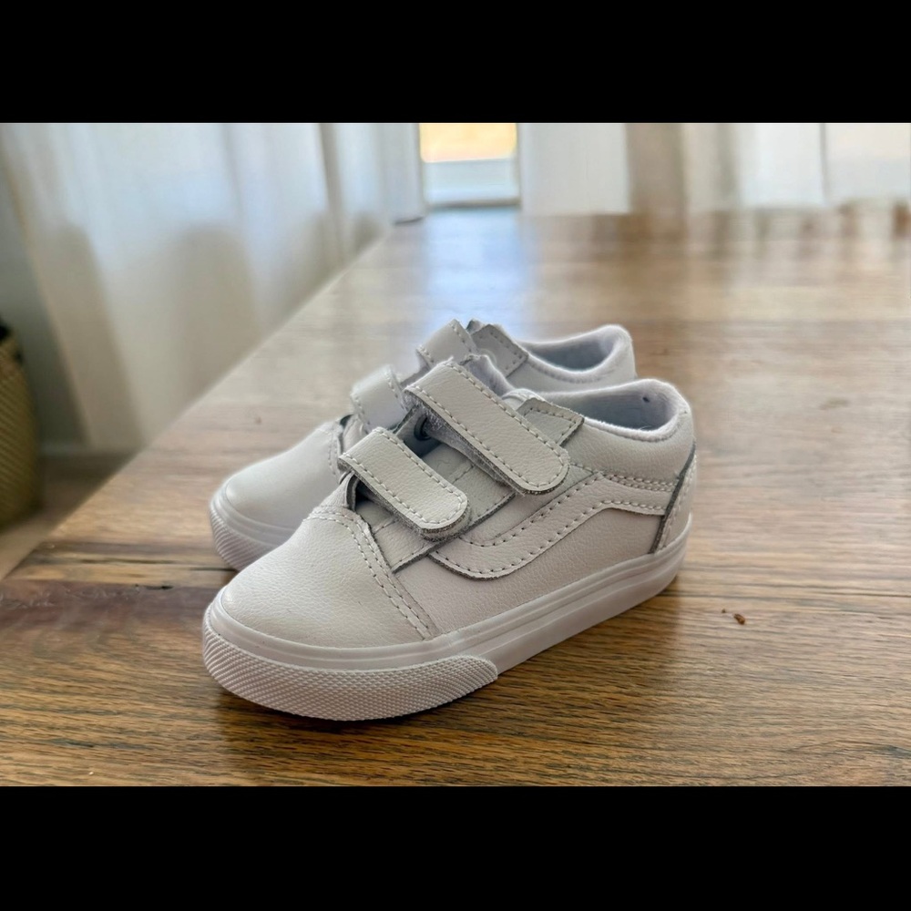 NWOT Vans toddler White leather Sneakers with Velcro